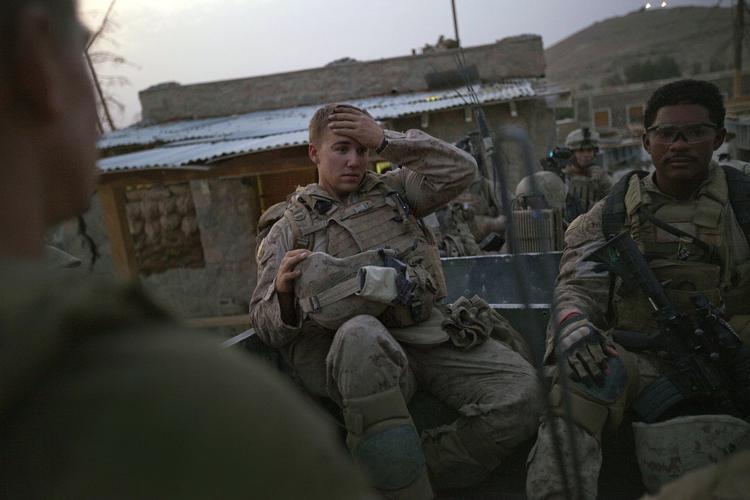 Utallige vejsidebomber har også gennem årene været med til at gøre området  til et særligt farligt sted at patruljere. Her er det en soldat fra U.S. Marines, der er på vej ud på natlig patrulje. 