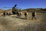 Allerede i 2009 opgav britiske styrker -  som de, der her ses på mission omkring Kajaki i 2007 - deres base i området. Basen lå på østsiden af Helmand-floden, lige over for den danske base Armadillo. 