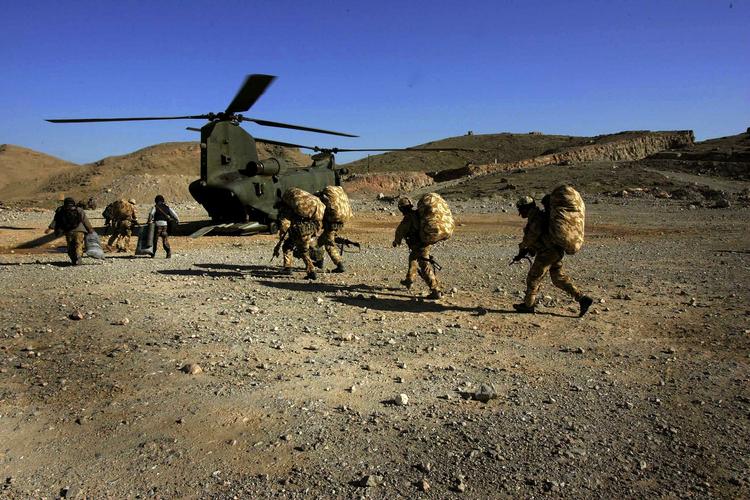Allerede i 2009 opgav britiske styrker -  som de, der her ses på mission omkring Kajaki i 2007 - deres base i området. Basen lå på østsiden af Helmand-floden, lige over for den danske base Armadillo. 