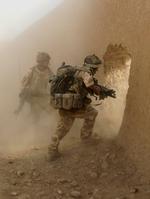 I 2008 var de danske styrker med til at transportere en ny turbine til Kajaki-dæmningen i Helmand. Ruten gik gennem uvejsomt og stærkt Talibandomineret område -  med tunge kampe til følge. Billedet her viser to britiske soldater under deres arbejde med at beskytte konvojen. 