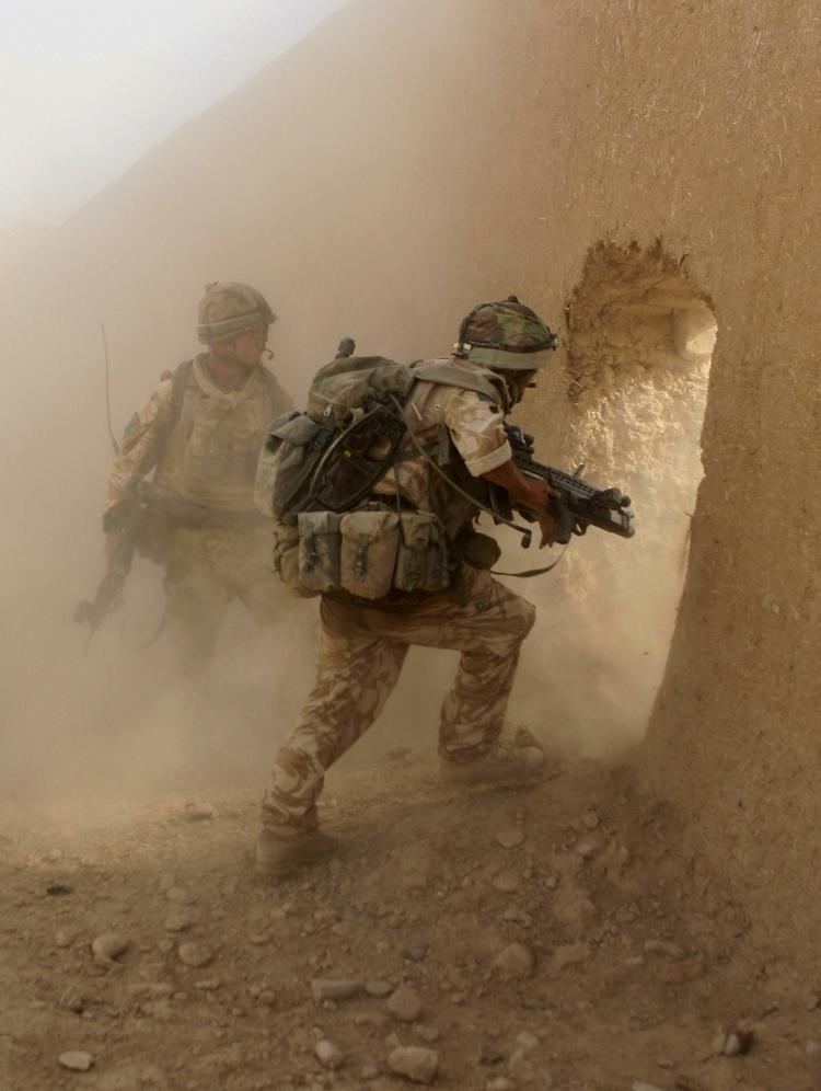 I 2008 var de danske styrker med til at transportere en ny turbine til Kajaki-dæmningen i Helmand. Ruten gik gennem uvejsomt og stærkt Talibandomineret område -  med tunge kampe til følge. Billedet her viser to britiske soldater under deres arbejde med at beskytte konvojen. 