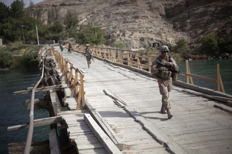 'Chuck Norris'-broen blev denne bro over Helmand-floden kaldt af soldaterne  - som en sarkastisk reference til alle de broer, der konstant bliver sprunget i luften i actionfilm med den amerikanske skuespiller. 