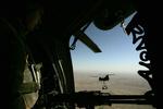 Her følger en soldat fra sin helikopterpost en anden helikopter på vej ud med forsyninger til de britiske tropper, der i 2007 var udstationet i området. 