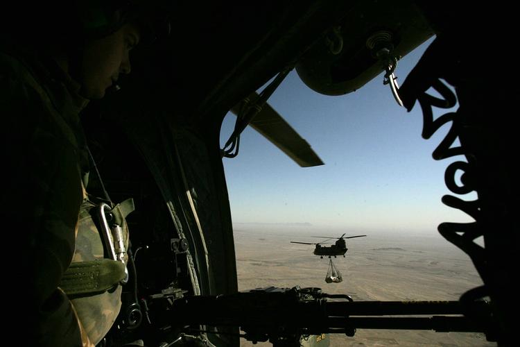 Her følger en soldat fra sin helikopterpost en anden helikopter på vej ud med forsyninger til de britiske tropper, der i 2007 var udstationet i området. 