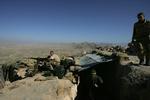 Britiske styrker gør klar til et modangreb ved Kajaki - der ligger ca. 50 km nord for Armadillo - efter Taliban har sat ind med granater en januardag i 2007. 