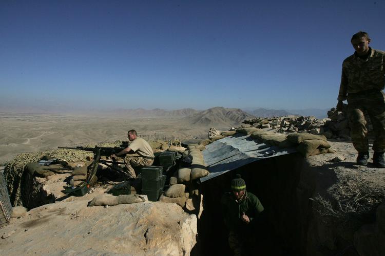 Britiske styrker gør klar til et modangreb ved Kajaki - der ligger ca. 50 km nord for Armadillo - efter Taliban har sat ind med granater en januardag i 2007. 