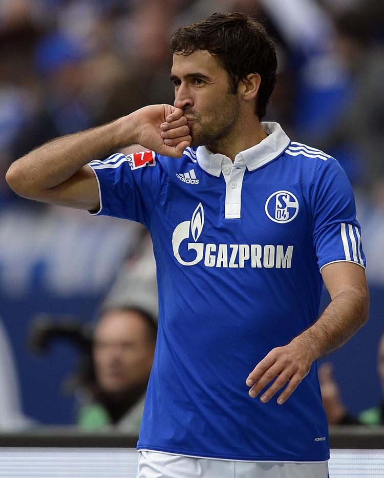 ringkys. Spanske Raul formåede at flytte sin enorme popularitet blandt fans med sig i skiftet til Schalke 04 efter en lang række år i Real Madrid. Nu forlader legenden tysk fodbold. 