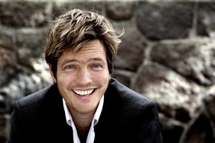 sællert. Thomas Vinterberg har grund til at være glad. Hans nye film, 'Jagten', er populær blandt filmkøbmændene på European Film Market under Berlinalen. 