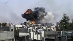 MORTERBESKYDNING. Billedet viser ifølge oprørere eksplosioner i Khaldiyeh-området i Homs. 