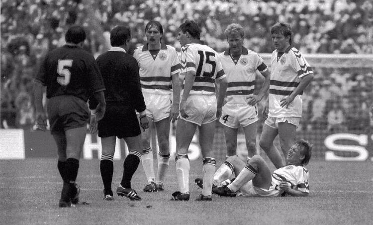 elitechef. John Helt ligger skadet under EM-slutrunden i 1988, hvor Danmark tabte 3-2 til Spanien. 