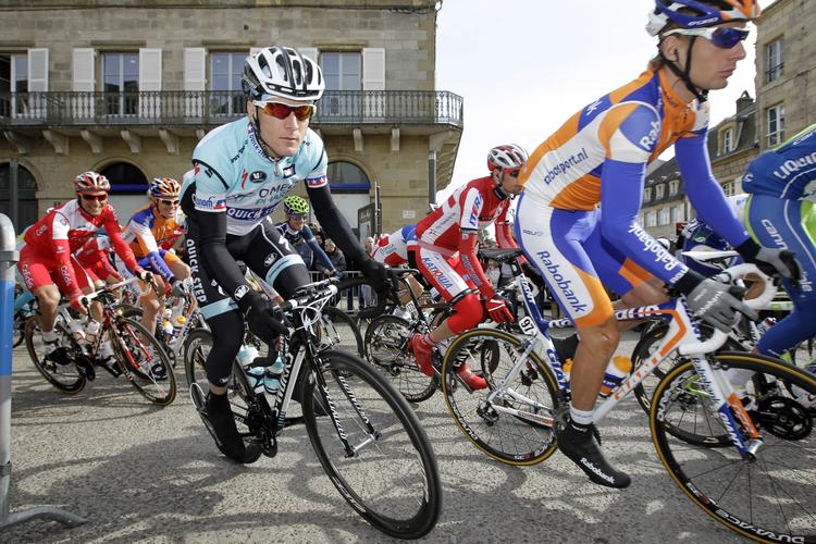 påkørt. Levi Leipheimer (i lyseblåt) forcerer en stigning under Paris-Nice 7. marts. Men siden et uheld 2. april har amerikaneren ikke været i sadlen. 