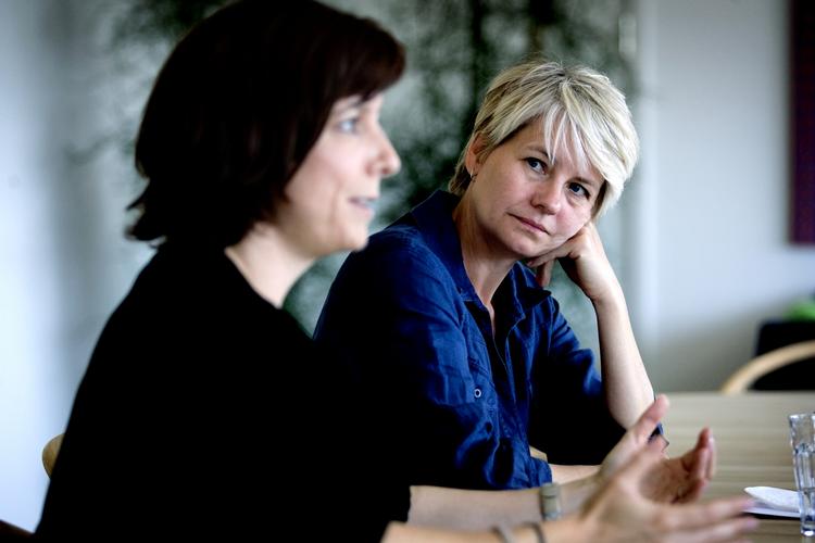 KONATANHJÆLP. Socialrådgivernes formand Bettina Post (th) mener ikke længere, at man skal halvere unges kontanthjælp. 