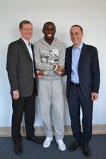 hjertestop. Fabrice Muamba (midt) udskrives fra hospitalet og siger tak til Dr Andrew Deaner (tv) og Dr Sam Mohiddin, der behandlede Bolton-spilleren efter hans kollaps på banen. 