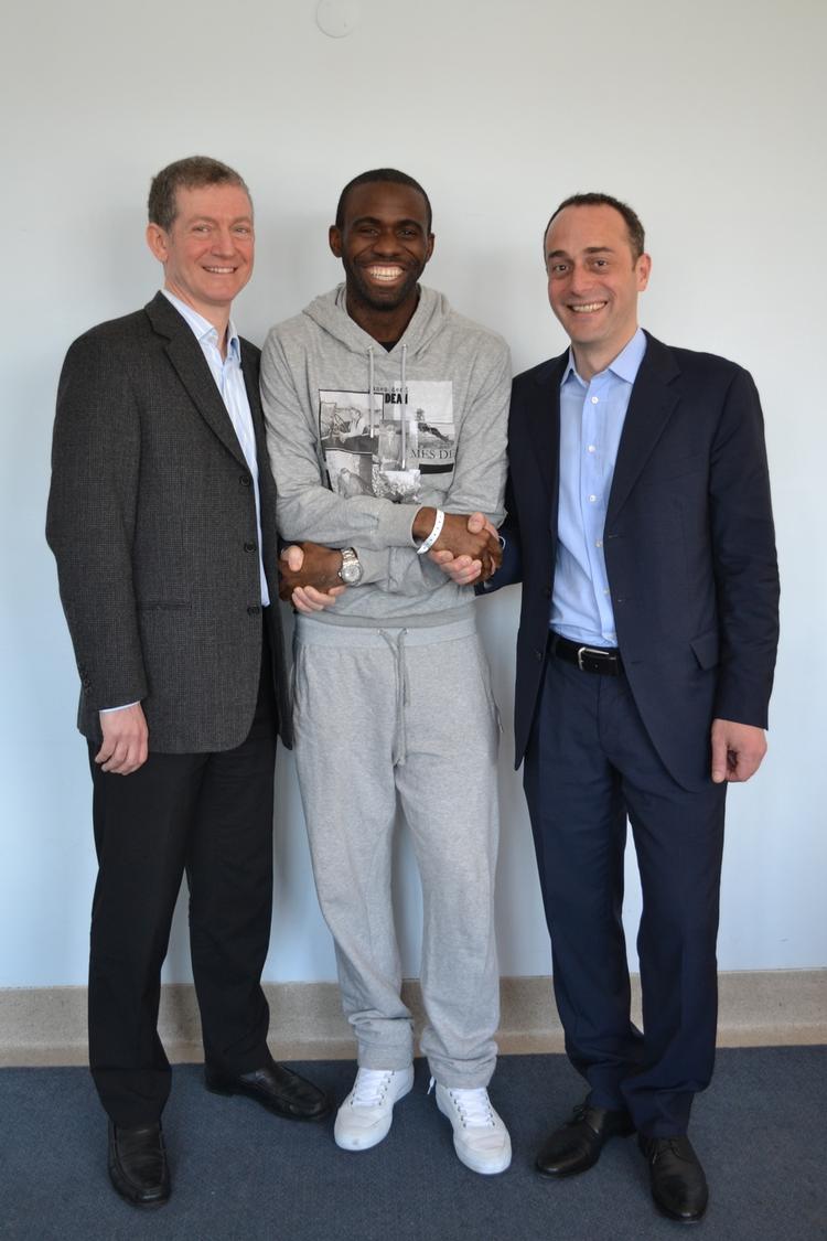 hjertestop. Fabrice Muamba (midt) udskrives fra hospitalet og siger tak til Dr Andrew Deaner (tv) og Dr Sam Mohiddin, der behandlede Bolton-spilleren efter hans kollaps på banen. 