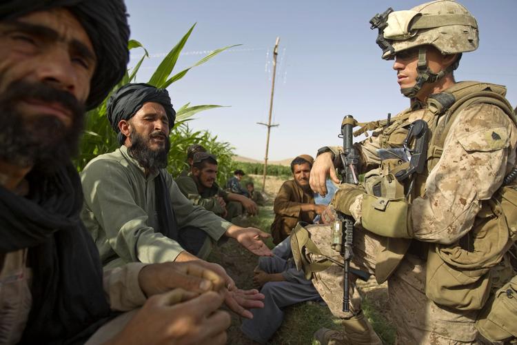 Da det prestigefyldte Kajaki-projekt blev opgivet, betød det, at der ikke blev etableret en stabil strømforsyning i det sydlige Afghanistan. Her lytter en løjtnant fra de amerikanske tropper til en lokal landmand, som klager over et  af de mange strømnedbrud i dalen. 