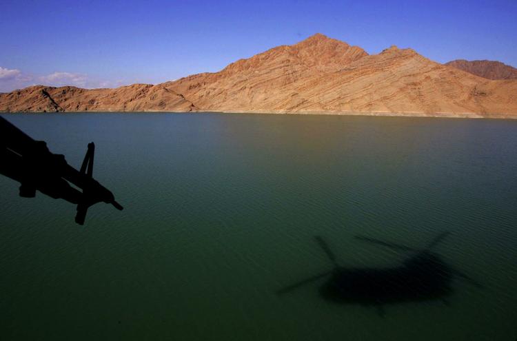 En britisk helikopter i luften over Kajaki- dæmningen, som også de danske soldater i mange år satte deres liv på spil for at forsvare. 