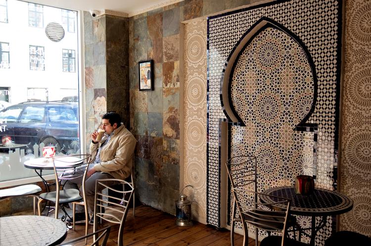 Autentisk. Det er ikke på god stemning eller hygge, at Café Marrakech får sine kaffekopper. Til gengæld er maden særdeles delikat. 