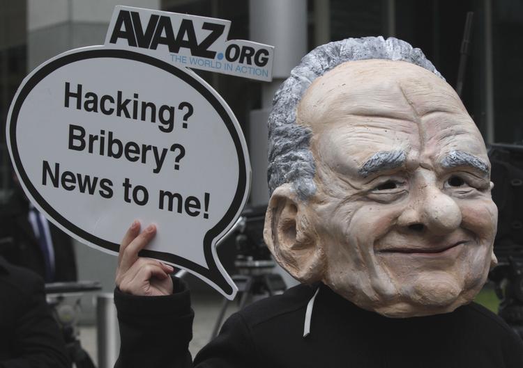 Vanæret. En demonstrant med Rubert Murdoch-maske protesterer, efter at aflytningsskandalen bare vokser og vokser. 
