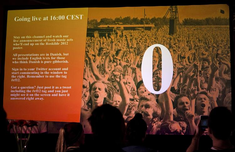 Nedtælling. Før de sidste 93 navne til årets Roskilde Festival i dag blev afsløret, blev der talt ned på en storskærm. Festivalgængere var inviteret til offentliggørelsen. 