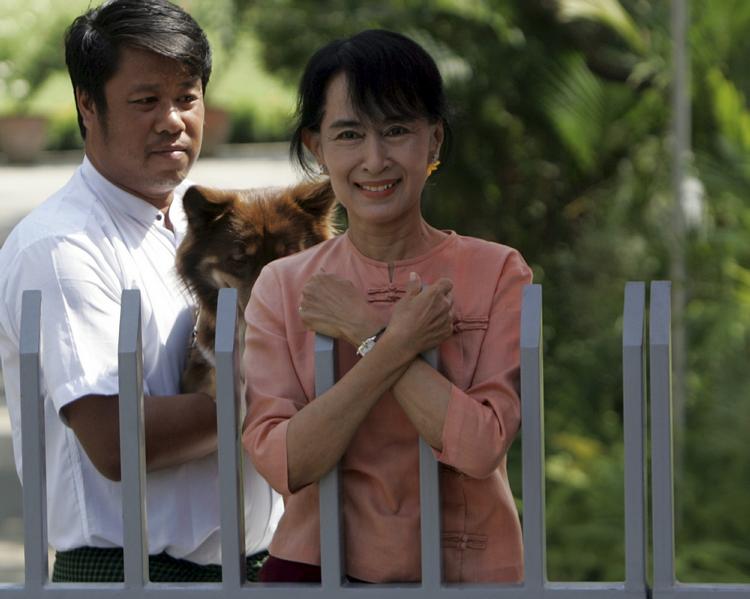 Boykot. Aung San Suu Kyi og de nyvalgte medlemmer af oppositionen i Myanmar vil ikke sværge troskab til forfatningen. Derfor møder de ikke op til første møde i parlamentet. 