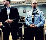 TERRORSAG. Sikkerheden i og omring retten i Oslo er omfattende. Her bevogter betjente adgangen til Breivik inde i retssalen. 