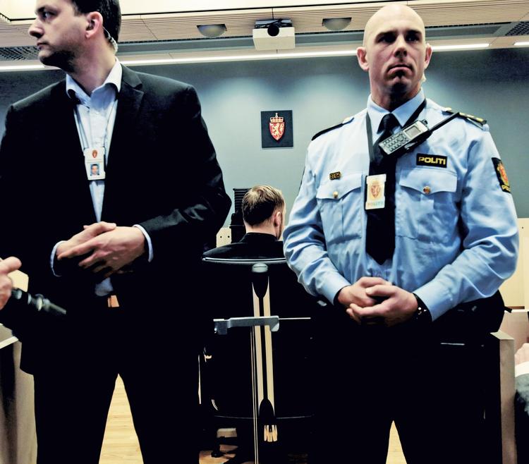 TERRORSAG. Sikkerheden i og omring retten i Oslo er omfattende. Her bevogter betjente adgangen til Breivik inde i retssalen. 