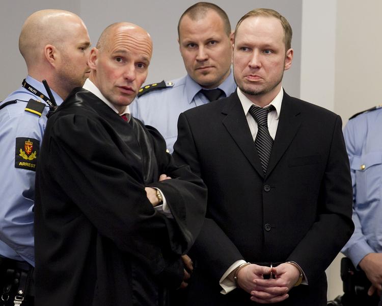 RETSSAG. Anders Behring Breivik - her sammen med sin forsvarer Geir Lippestad - har i dag fortalt om begivenhederne i Oslo og på Utøya den 22. juli 1020. 