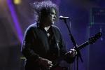 Hovednavn.  Robert Smith fra bandet The Cure er øverst på Roskilde Festivals plakat, som deler vandene blandt publikum. 