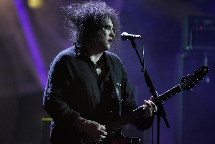 Hovednavn.  Robert Smith fra bandet The Cure er øverst på Roskilde Festivals plakat, som deler vandene blandt publikum. 