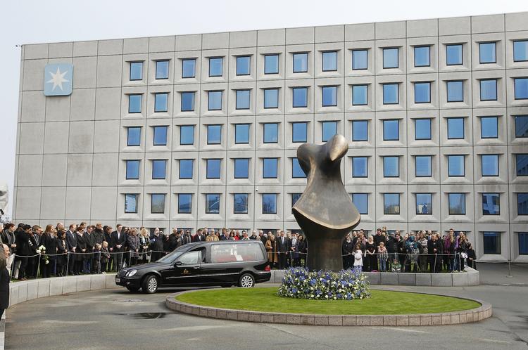 afsked. Rustvognen med kisten med Mærsk Mc-Kinney Møller har rundet Esplanaden på sin vej mod Holmens Kirke. 