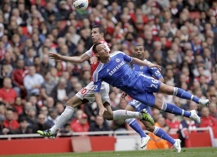 fladt. Ligaens topscorer fra Arsenal, Robin van Persie (tv), kunne ikke rigtig ramme målet i dag, så John Terry og Chelsea havde ikke svært ved at lukke af i lokalopgøret. 