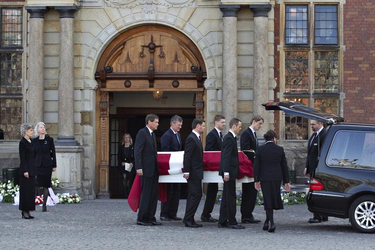 Begravelse. Et sidste farvel. 98-årige Mærsk Mc-Kinney Møller begraves fra Holmens Kirke i København. Han døde i mandags på dronningens fødselsdag. 