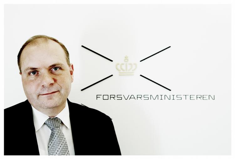 Gade. Søren Gade er igen i vælten. Den tidligere forsvarschef Tim Sloth Jørgensen insinuerer nu, at Gade ikke ønskede at lukke basen Armadillo grundet usaglige politiske forhold. 