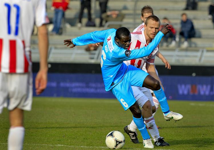 Rasmus Würtz mod Enock Adu fra FC Nordsjælland i blåt. 