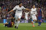 offside? Sami Khedira har scoret for Real Madrid på kanten af offside og lægger et stort pres på Barcelona før anden halvleg. 
