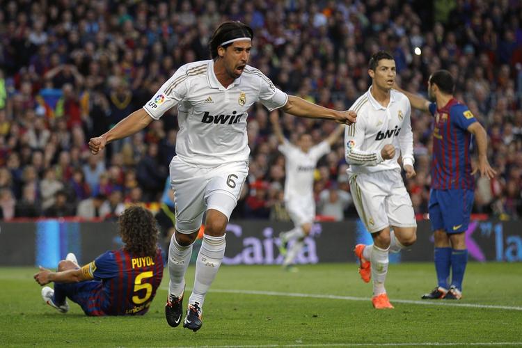offside? Sami Khedira har scoret for Real Madrid på kanten af offside og lægger et stort pres på Barcelona før anden halvleg. 