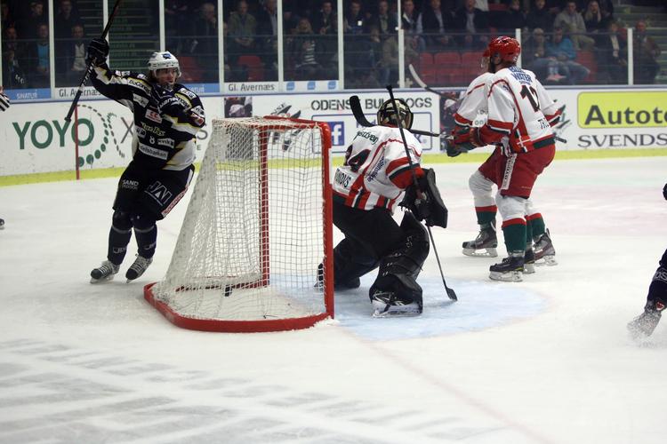 mestre. Thomas Spelling jubler over Hernings scoring til 3-0 i syvende finalekamp mod Odense. 