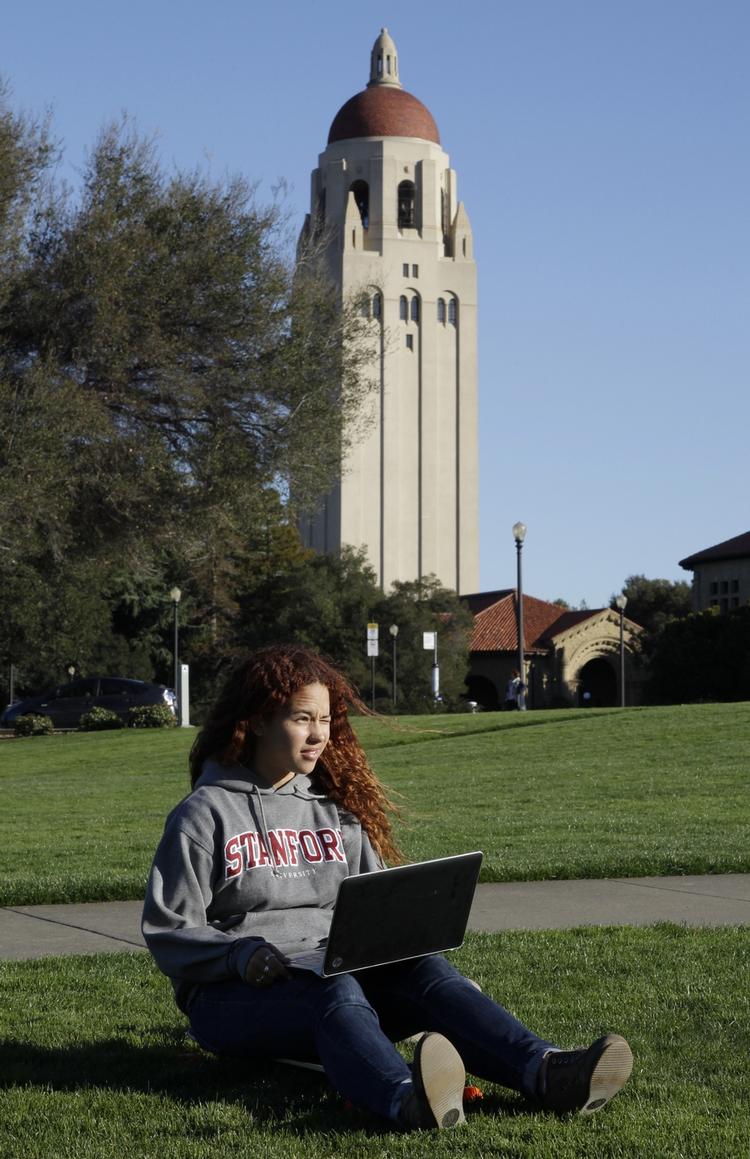 Gratis. En studerende ved eliteuniversitetet Stanford arbejder på sin bærbare computer i universitetets område. Men med et nyt internetsystem behøver hun hverken betale for uddannelsen eller møde op på universitetet for at lære, mener to professorer. 