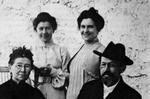 Familien. Anton Tjekhov med (fra venstre) sin moder, søsteren Maria, der tilbageholdt og slettede i Tjekhovs maskuline betroelser, og sin hustru, den unge skuespillerinde Olga Knipper, som han giftede sig med som 40-årig. Fotoet er fra 1901.