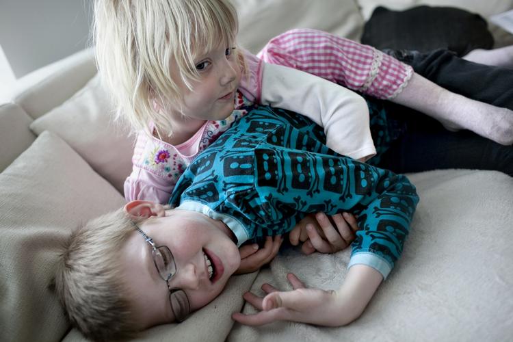 autisme. Hidtil har litteraturen om børn med autisme enten været rent faglig eller rent personlig og rådgivende. Ægteparret Rothenborgs bog gør begge dele. 