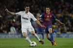 Flop? FC Barcelonas Cristian Tello  (th.) tabte mange dueller til sin direkte modstander, Real Madrid-backen Alvaro Arbelao, i gårsdagens El Clasico. 