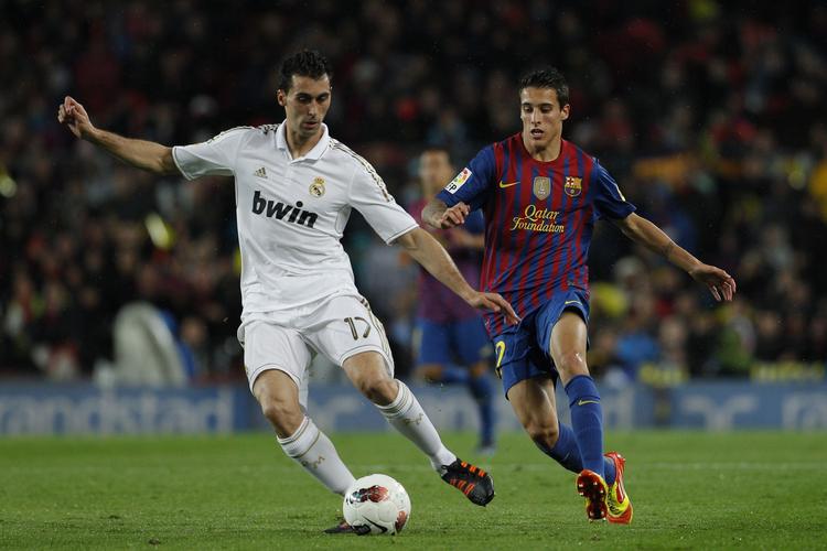 Flop? FC Barcelonas Cristian Tello  (th.) tabte mange dueller til sin direkte modstander, Real Madrid-backen Alvaro Arbelao, i gårsdagens El Clasico. 