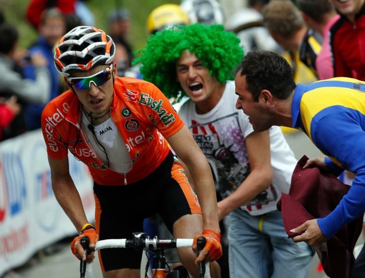 uheldig. Spanske Igor Anton styrtede allerede i startzonen, før klassikeren Liege-Bastogne-Liege blev skudt i gang. 