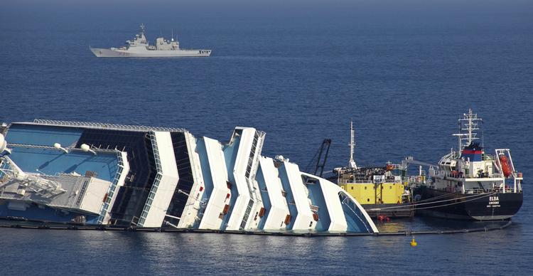 Ulykke. 'Costa Concordia' havarerede 13. januar med 4229 personer om bord efter at have ramt et undersøisk skær ved øen Giglio i Toscana i Italien. 