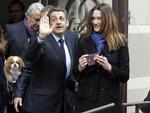 Frankrig. Præsident Nicolas Sarkozy og hans kone Carla Bruni-Sarkozy, da de afgav deres stemmer ved valget i Paris i dag. 