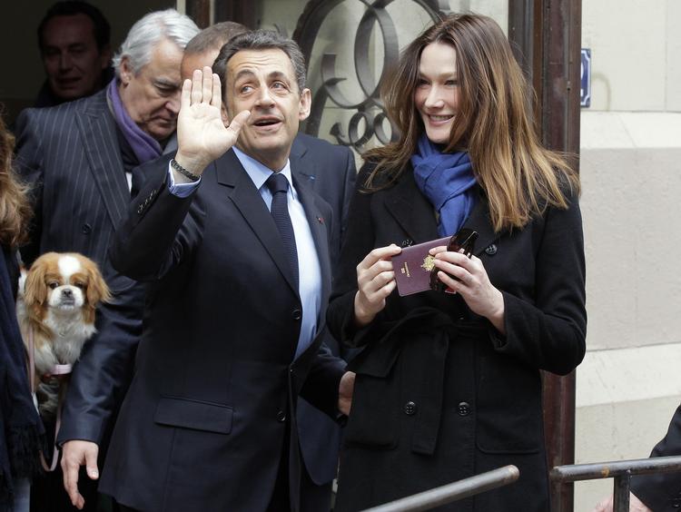 Frankrig. Præsident Nicolas Sarkozy og hans kone Carla Bruni-Sarkozy, da de afgav deres stemmer ved valget i Paris i dag. 