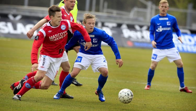 bech-opgør. Silkeborgs Jesper Bech (tv) kæmper om bolden med Lyngbys Uffe Bech. 