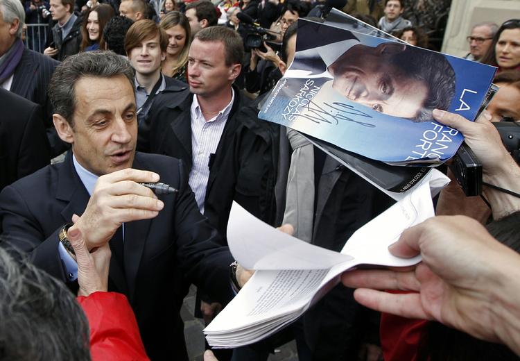Frankrig. Præsident Nicolas Sarkozy  afgav sin stemme ved valget i Paris tidligere i dag. 