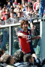 trøjefald. Genoas Giuseppe Sculli debatterer med tilhængerne om det er rimeligt at spillerne bør smide trøjerne. Sculli slap efter grædende at have erklæret sin dedikerede indsats for Genoa. 