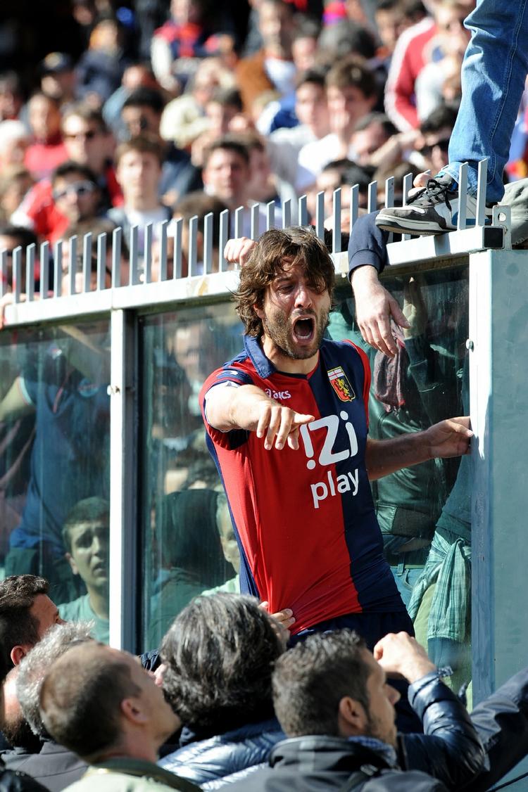 trøjefald. Genoas Giuseppe Sculli debatterer med tilhængerne om det er rimeligt at spillerne bør smide trøjerne. Sculli slap efter grædende at have erklæret sin dedikerede indsats for Genoa. 